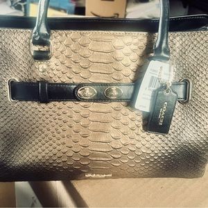 Coach mixed leather and suede purse. Shaded light gold color NWT